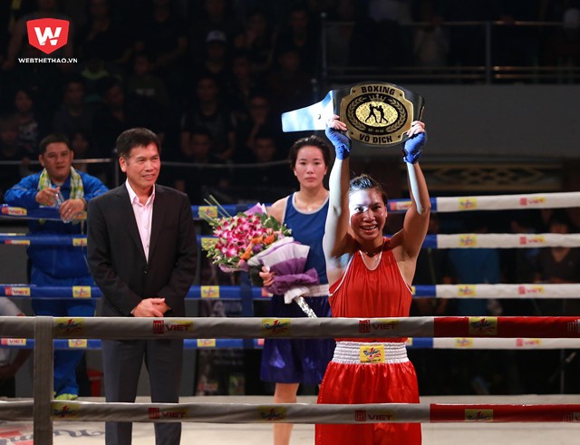 Phó Tổng cục trưởng Tổng cục TDTT Trần Đức Phấn trao đai vô địch cho Hà Thị Linh