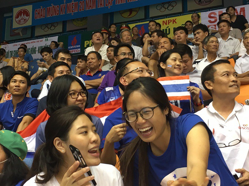 CĐV Thái Lan khuấy động Cúp bóng chuyền nữ châu Á 2016