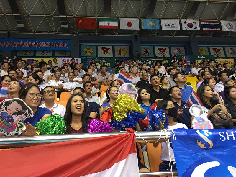CĐV Thái Lan khuấy động Cúp bóng chuyền nữ châu Á 2016