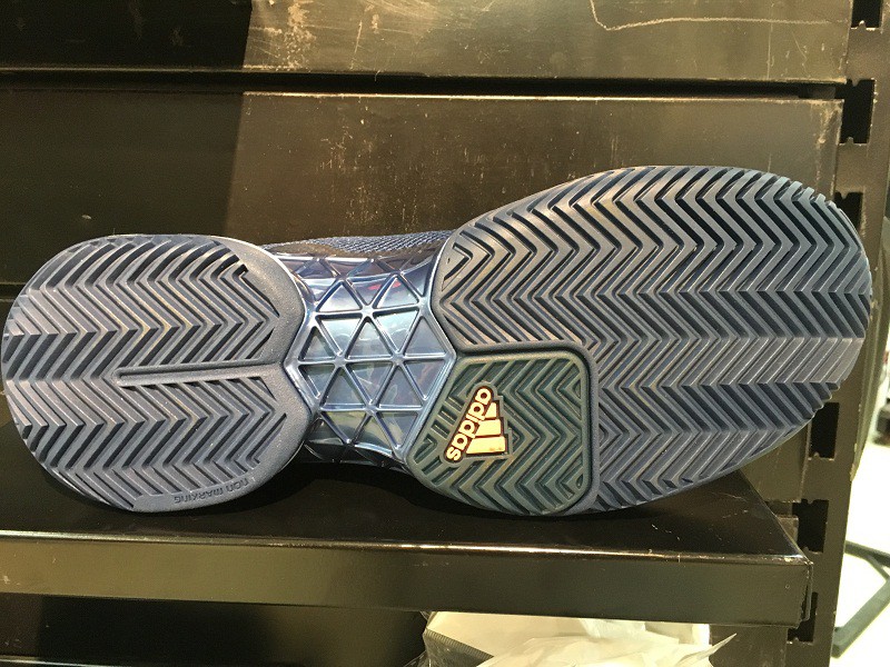 Đế giày adidas Barricade 2017 được làm từ một trong những những chất liệu chống mòn và có độ bền cao nhất hiện nay. Giá: 3 triệu đồng