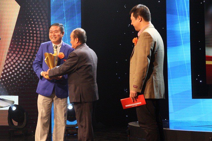 HLV Vũ Ngọc Lợi nhận giải ''HLV của năm'' từ cựu HLV ĐT Taekwondo VN Lê Công và BLV, nhà báo Vũ Quang Huy