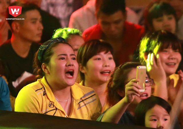 Các khán giả cuồng nhiệt tại Nhà thi đấu Trịnh Hoài Đức, Hà Nội. Ảnh: Hải Đăng