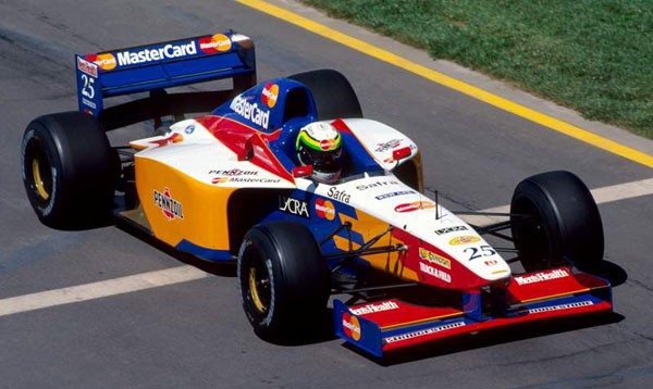 Gây lóa mắt về màu sắc không thể không nhắc đến chiếc xe của đội Lola Mastercard năm 1997.