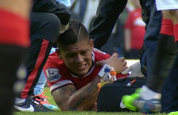 Chấn thương vai của Rojo ở trận đấu với Man City năm ngoái đã tái phát