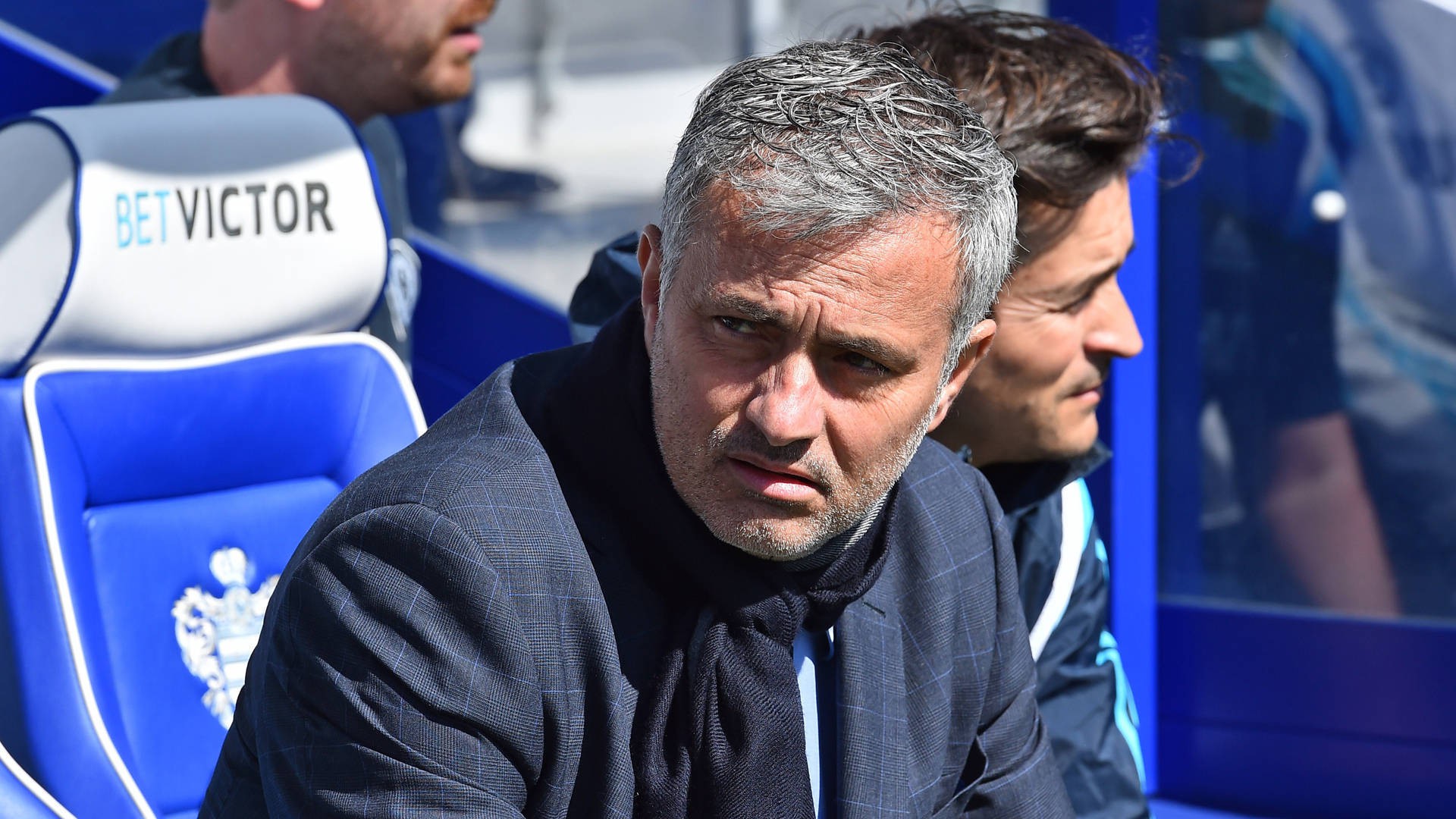 Băng ghế huấn luyện của Chelsea không còn hình ảnh của HLV Mourinho nữa
