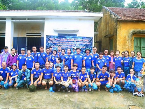 Hội Cổ động viên Than Quảng Ninh làm từ thiện tại vùng lũ