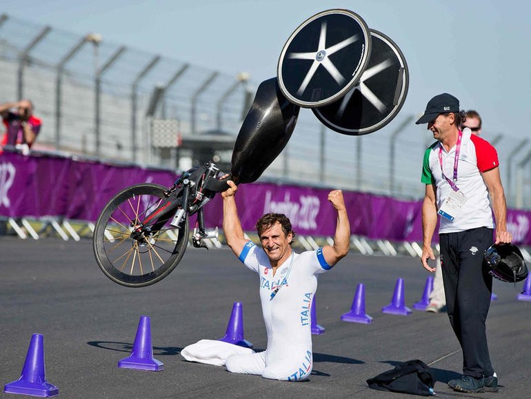 Màn ăn mừng nổi tiếng của Zanardi tại Paralympic năm 2012 