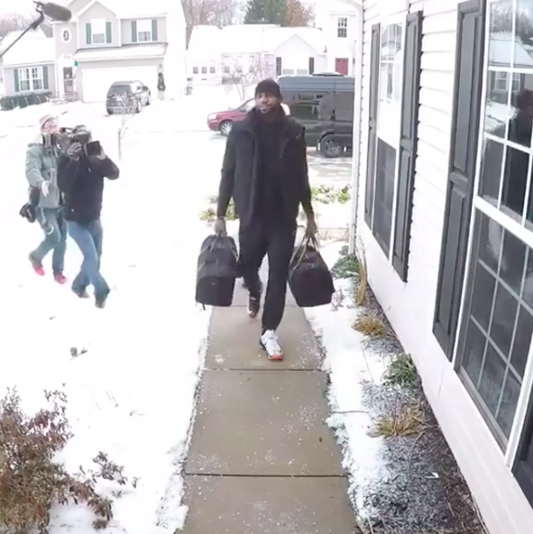 LeBron James xách hai túi tiền đến tặng một gia đình