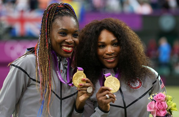 Venus và Serena Williams với tấm HCV đôi nữ Olympic 2012 ở London