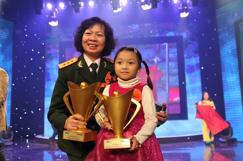 Cựu xạ thủ Đặng Thị Đông, vị thượng tá giành giải ''Thành tựu trọn đời'', chụp ảnh cùng kỳ thủ nhí, Nguyễn Lê Cẩm Hiền