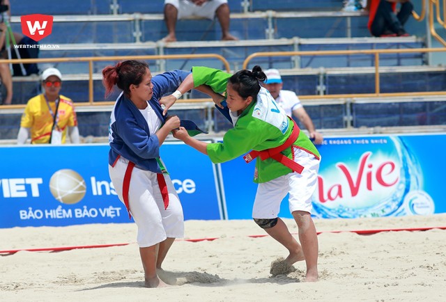 Nguyễn Thị Quỳnh (áo xanh) trong trận tứ kết với Wanida Raksat (Thái Lan) ở hạng cân 52 kg