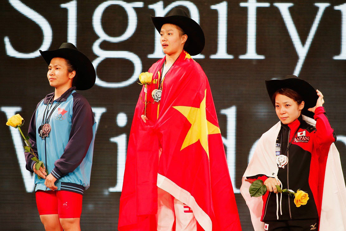 Vương Thị Huyền (trái) giành HCB tại Giải cử tạ thế giới 2015