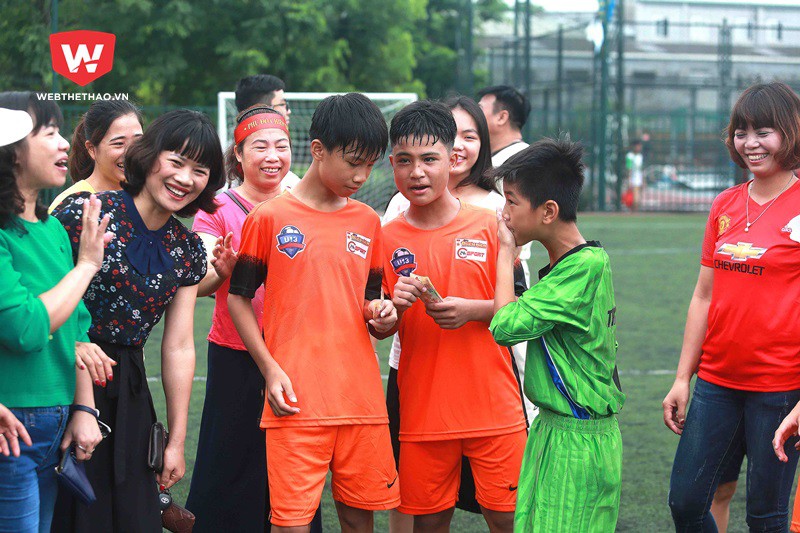 Cầu thủ Phú Đô nhận thưởng nóng ngay sau trận