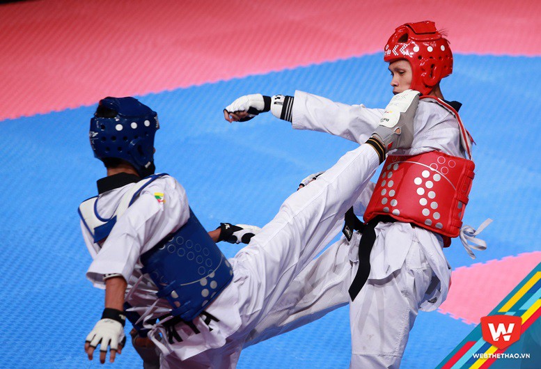 Võ Quốc Hưng thi đấu taekwondo