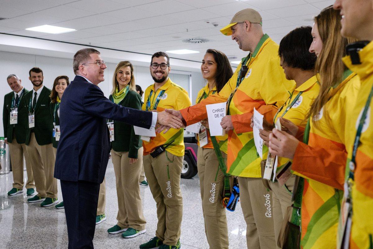 Chủ tịch IOC Thomas Bach gặp gỡ các tình nguyện viên trước thêm Rio 2016