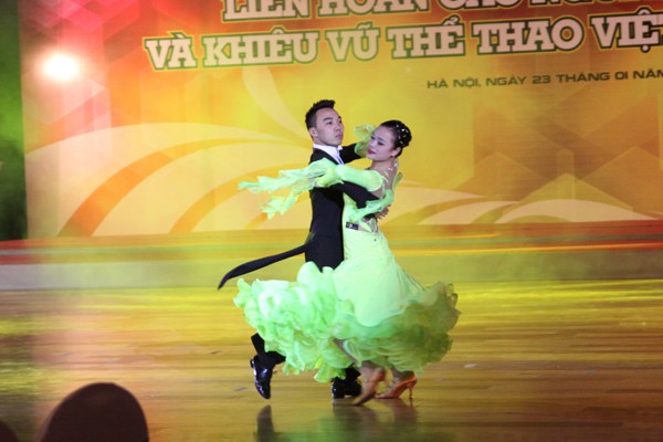 Hại VĐV khiêu vũ kiện tướng Quốc gia Bùi Quang Nam và Nguyễn Thị Hồng Anh mang đến cho khán giả sự mạnh mẽ, sôi động của điệu Tango.