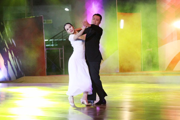 Trái ngược với điệu Tango đầy sôi động, hai VĐV Phan Hồng Việt và Hoàng Thu Trang lại thể hiện sự sâu lắng, nhẹ nhàng, da diết qua điệu Slow Waltz trên nền bản nhạc “Je suis malade”.