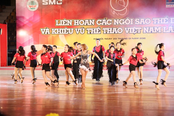 VĐV khiêu vũ thể thao kiện tướng Quốc gia Đặng Thu Hương thể hiện sự phá cách, trẻ trung qua vũ điệu Samba