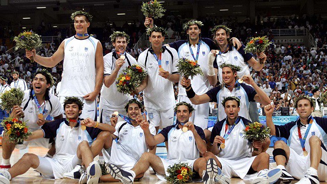 Ginobili (ngồi thứ 2 từ phải sang) cùng Argentina giành HCV Olympic 2004