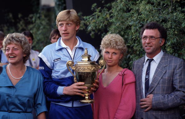 Không chỉ là tay vợt trẻ nhất vô địch Grand Slam vào thời điểm đó, Boris Becker còn ghi danh vào lịch sử Wimbledon với việc trở thành tay vợt đều tiên không được xếp hạng lên ngôi tại All England Club. Trong trận chung kết năm đó, đối thủ của Becker là Kevin Curren, người đã đánh bại John McEnroe và Jimmy Connors trong hành trình vào chung kết. Sau 4 set đấu, Becker đánh bại Curren 6-3, 6-7 (4), 7-6 (3) và 6-4. Kết thúc sự nghiệp, Becker, HLV hiện tại của Novak Djokovic, giành được 6 Grand Slam.