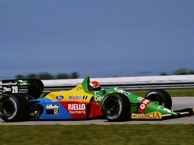 Nhiều người đã nói đùa rằng chiếc xe của Benetton tại giải F1 1989 có màu sắc sặc sỡ như một tập bút màu của trẻ em.