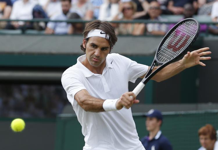 Cú cắt bóng trái tay của Federer đưa bóng nảy rất thấp