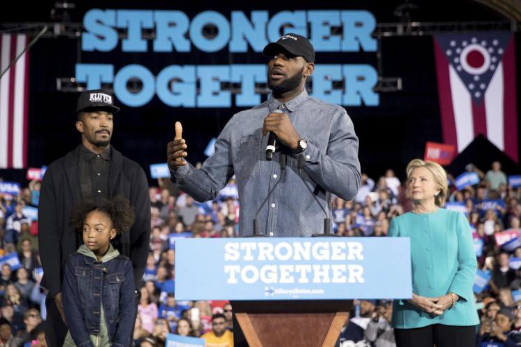 LeBron James và J.R. Smith từng xuất hiện trong một buổi gặp gỡ cử tri của bà Hillary Clinton