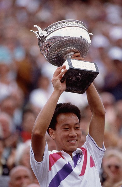 Năm 1989 là mùa giải mà Roland Garros liên tục “chấn động” bởi những bất ngờ khó tin. Ở trận chung kết đơn nam, tay vợt người Mỹ gốc Hoa, Michael Chang gây sốc khi đánh bại một Stefan Edberg đang đỉnh cao phong độ với tỷ số 6-1, 3-6, 4-6, 6-4 và 6-2. Đáng tiếc khi đó cũng là Grand Slam duy nhất mà Chang giành được, dù đã đi tới chung kết Australian Open và US Open vào năm 1996. Michael Chang hiện đang là HLV của Kei Nishikori.