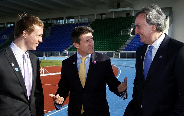 Chủ tịch IAAF, Sebastian Coe (giữa)