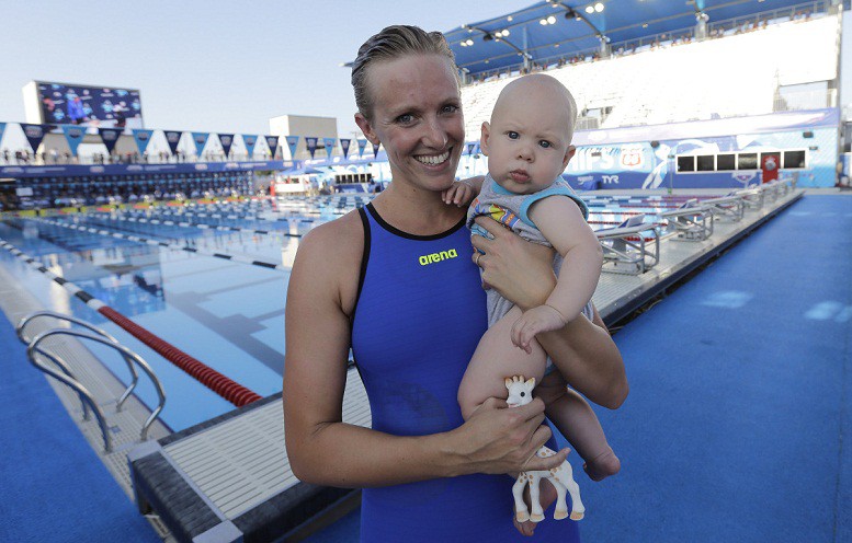 Dana Vollmer: Tháng 4 năm nay, kình ngư đang sở hữu 5 tấm HCV Olympic tham gia thi đấu nội dung 50m tự do tại giải Pro Swim Series với em bé 6 tháng tuổi trong bụng.