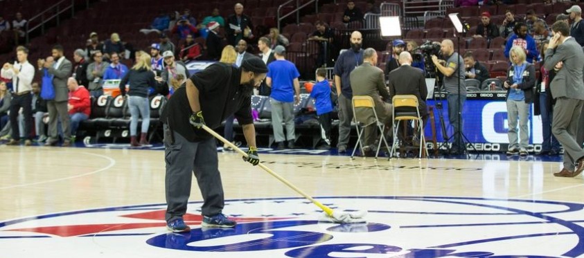 Philadelphia 76ers và Sacramento Kings bị hoãn hồi tháng 11 vì sân trơn