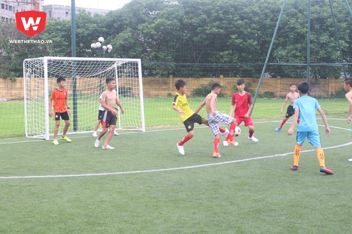Đội bóng đến từ Nghệ An chia đôi đội hình thi đấu đối kháng