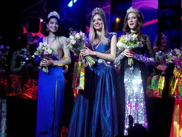 Phạm Hương (trái) giành ngôi Á hậu Hoa hậu thể thao thế giới