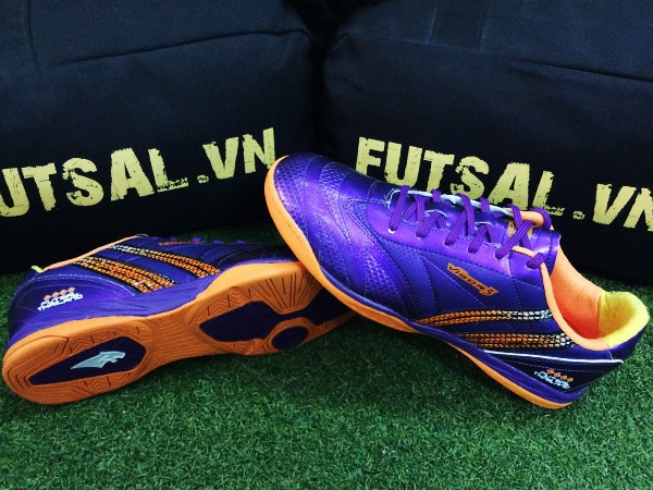Và giày Futsal nhãn hiệu Kelme phù hợp hơn với người chơi có dạng chân to bề ngang. Ảnh: Futsal.vn
