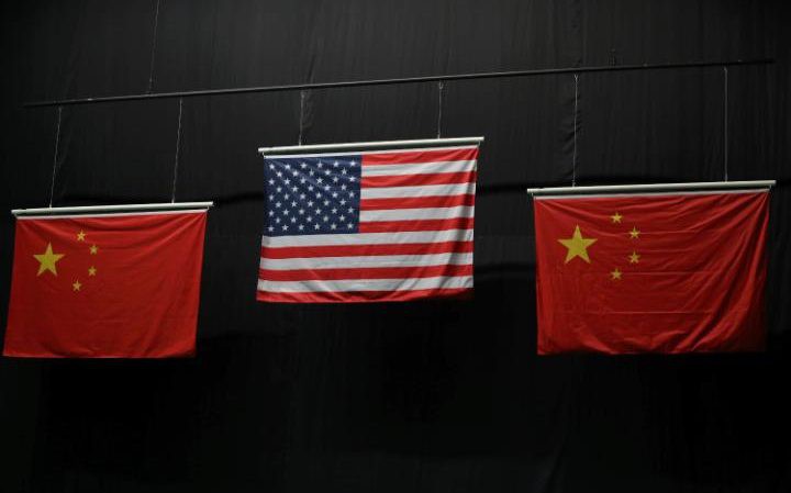 Quốc kỳ của Mỹ và Trung Quốc được kéo lên ở lễ trao huy chương nội dung 10m súng trường hơi nữ