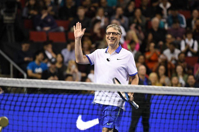 Bill Gates trong trận đấu từ thiện cùng Federer