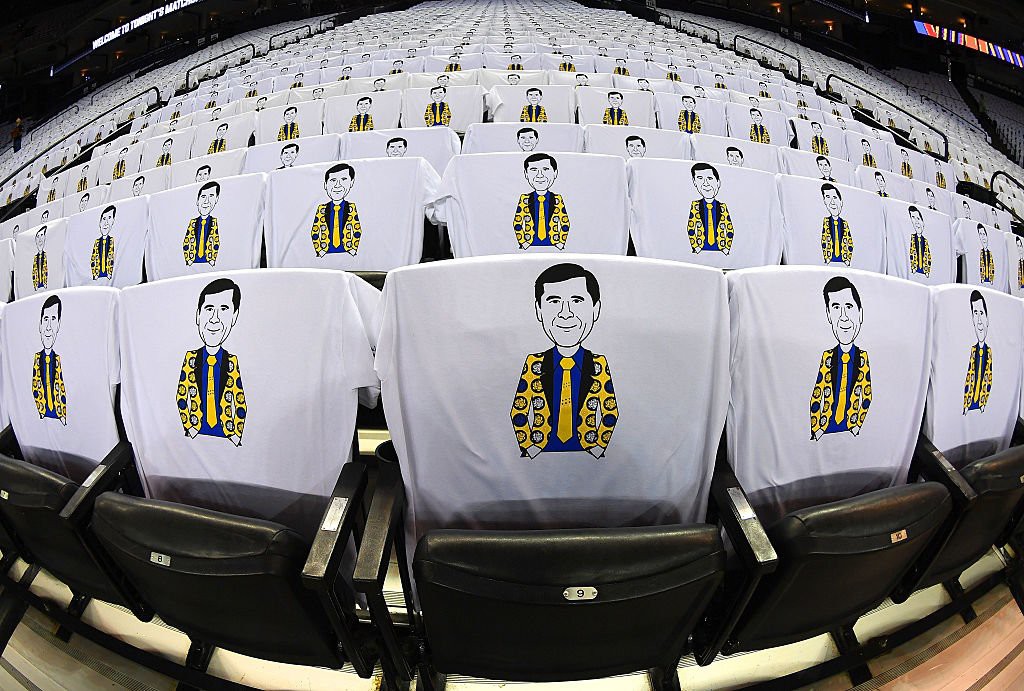 Mỗi chỗ ngồi tại Oracle Arena đều có 1 chiếc áo in hình Sager