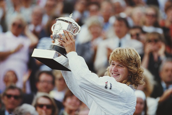 Steffi Graf là một trong những tay vợt nữ xuất sắc nhất trong lịch sử quần vợt. 22 Grand Slam của Graf vẫn là một kỷ lục tại Kỷ nguyên Mở. Tay vợt người Đức đạt được thành công từ rất sớm, với chức vô địch Grand Slam đầu tiên diễn ra trước sinh nhật thứ 18 đúng 8 ngày. Đó là chiến thắng trước Martina Navratilova trong trận chung kết Roland Garros 1987 với tỷ số nghẹt thở 6-4, 4-6 và 8-6.