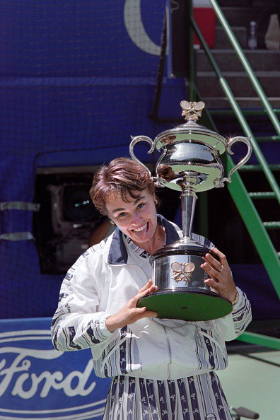 Khi nhắc đến quần vợt Thụy Sĩ, người ta thường chỉ nhớ đến Roger Federer so với những người đồng hương khác. Mặc dù vậy, Martina Hingis mới thực sự là tay vợt đưa tennis của xứ sở đồng hồ lên tầm cao mới. Không những trở thành người Thụy Sĩ đầu tiên vô địch Grand Slam với chức vô địch Australian Open 1997, Hingis còn được nhớ đến như là tay vợt ít tuổi nhất trong lịch sử làm được điều này, chỉ 16 tuổi 3 tháng. Chiến thắng 6-2, 6-2 trước Mary Pierce mở ra một năm cực kỳ thành công cho Hingis, khi “Góa phụ đen” lọt vào chung kết của 3 giải Grand Slam và chỉ thất bại tại Roland Garros.