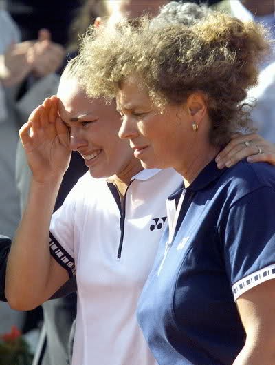 Năm 12 tuổi, Martina Hingis trở thành tay vợt ít tuổi nhất vô địch Grand Slam trẻ với chức vô địch Roland Garros. Đến mùa giải 1999, rất nhiều người đã nghĩ Hingis sẽ lặp lại kỳ tích hồi trẻ trong trận chung kết với Steffi Graf. Sau khi thắng set 1, Hingis dẫn 5-4 ở set 2 và chỉ còn 3 điểm số nữa để vô địch nhưng cô lại để Graf ngược dòng và thắng lại sau đó. Hingis “ngập” trong nước mắt sau đó và phải nhờ tới sự thuyết phục của người mẹ, tay vợt của Thụy Sĩ mới có thể quay trở lại bục nhận giải.