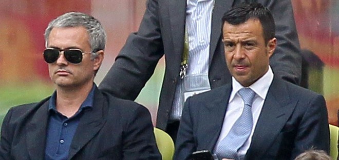 ''Siêu cò'' Jorge Mendes (phải) và Mourinho