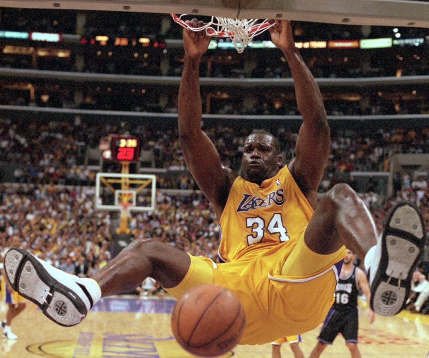 Bức tượng của Shaquille O'Neal được khánh thành ngày 24/03 bên ngoài sân nhà của Lakers