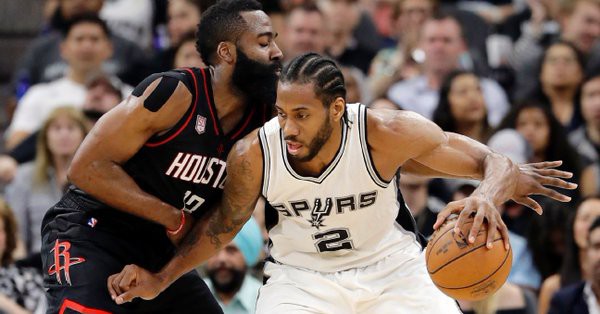 Kawhi bị đau sau khi dẫm phải chân Harden