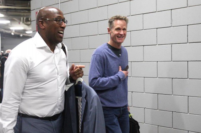 Mike Brown và Steve Kerr đều đang gặp vấn đề về sức khỏe