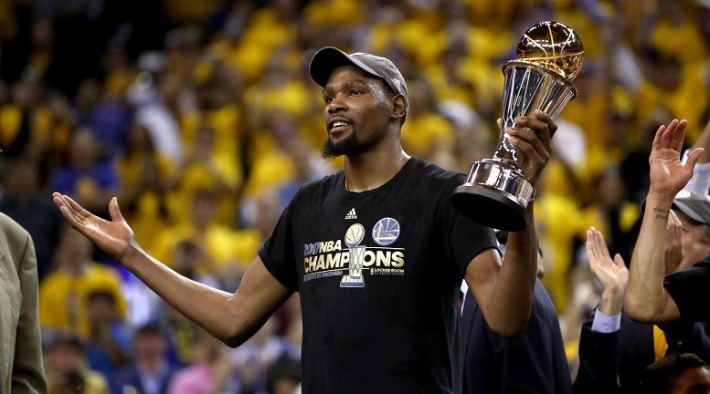 Kevin Durant với danh hiệu MVP Finals 207