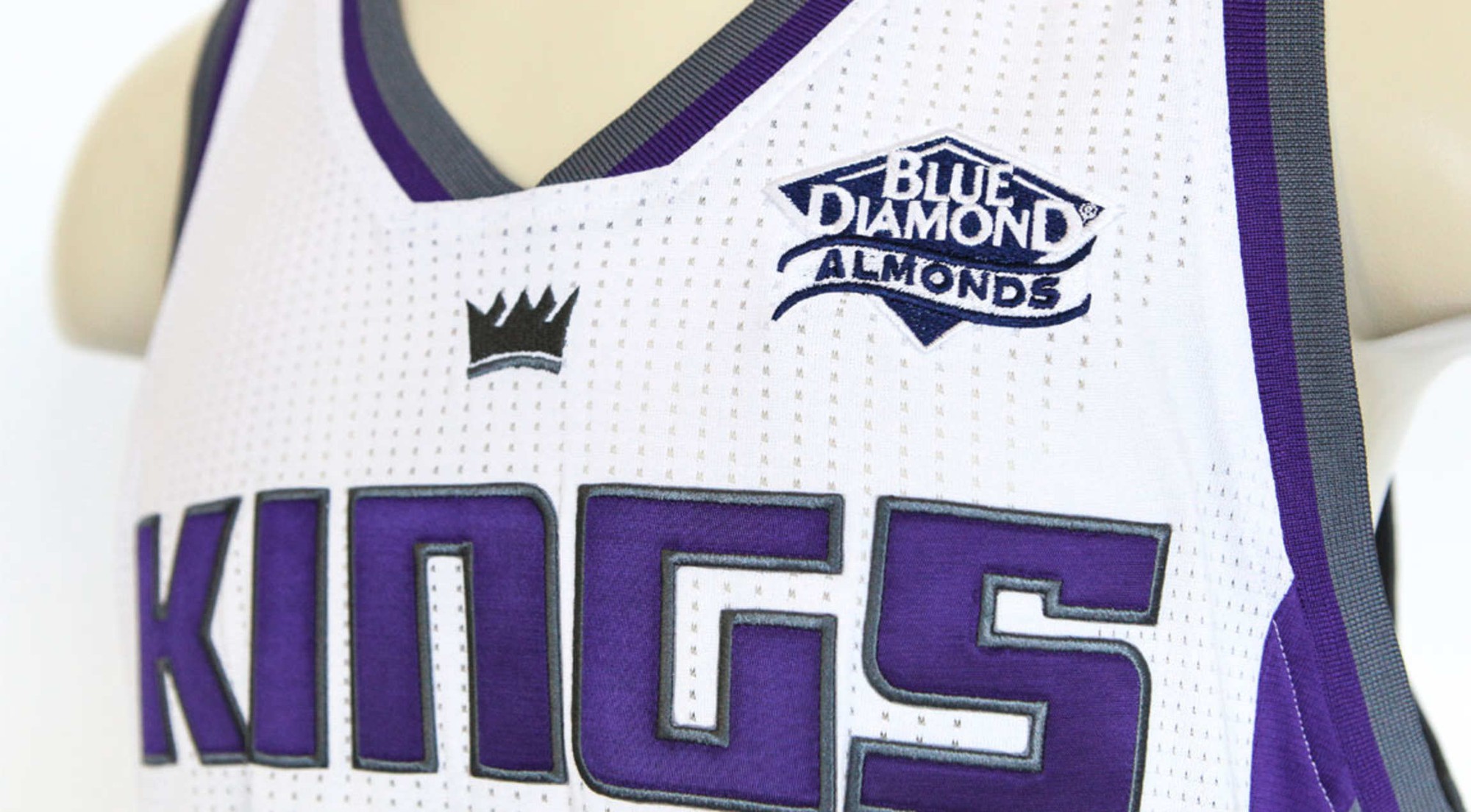 Sacramento Kings ký hợp đông với Blue Diamond