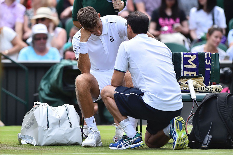Klizan gặp chấn thương mắt cá và phải bỏ cuộc ở trận đấu với Djokovic