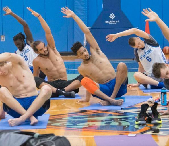 Các cầu thủ New York Knicks trong một buổi tập yoga trước mùa giải