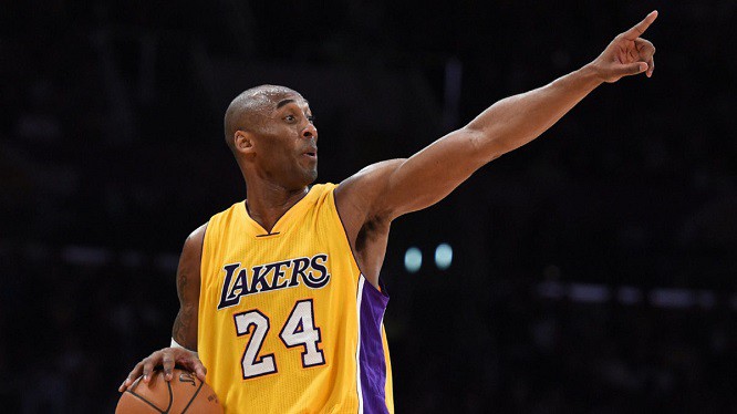 Với chiếc áo số 24, Kobe Bryant thi đấu tổng cộng 639 trận, ghi 16.797 điểm