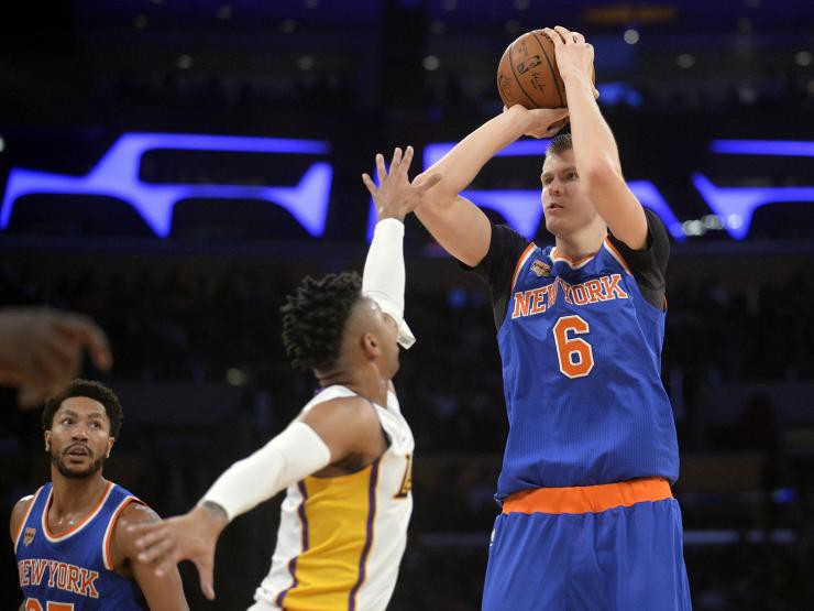 Porzingis (phải) đang có phong độ xuất sắc hơn Russell